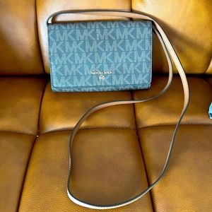 Michael Kors cross body in excellent condition